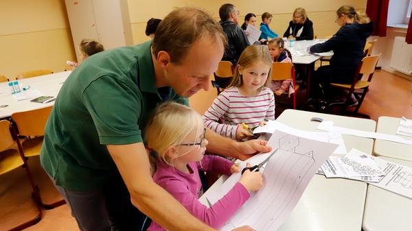 Los ging's am Nachmittag mit dem Kinderprogramm. Zum Beispiel am Neuen Gymnasium in Nürnberg. Hier konnten junge Forscher Sehrohre basteln...
