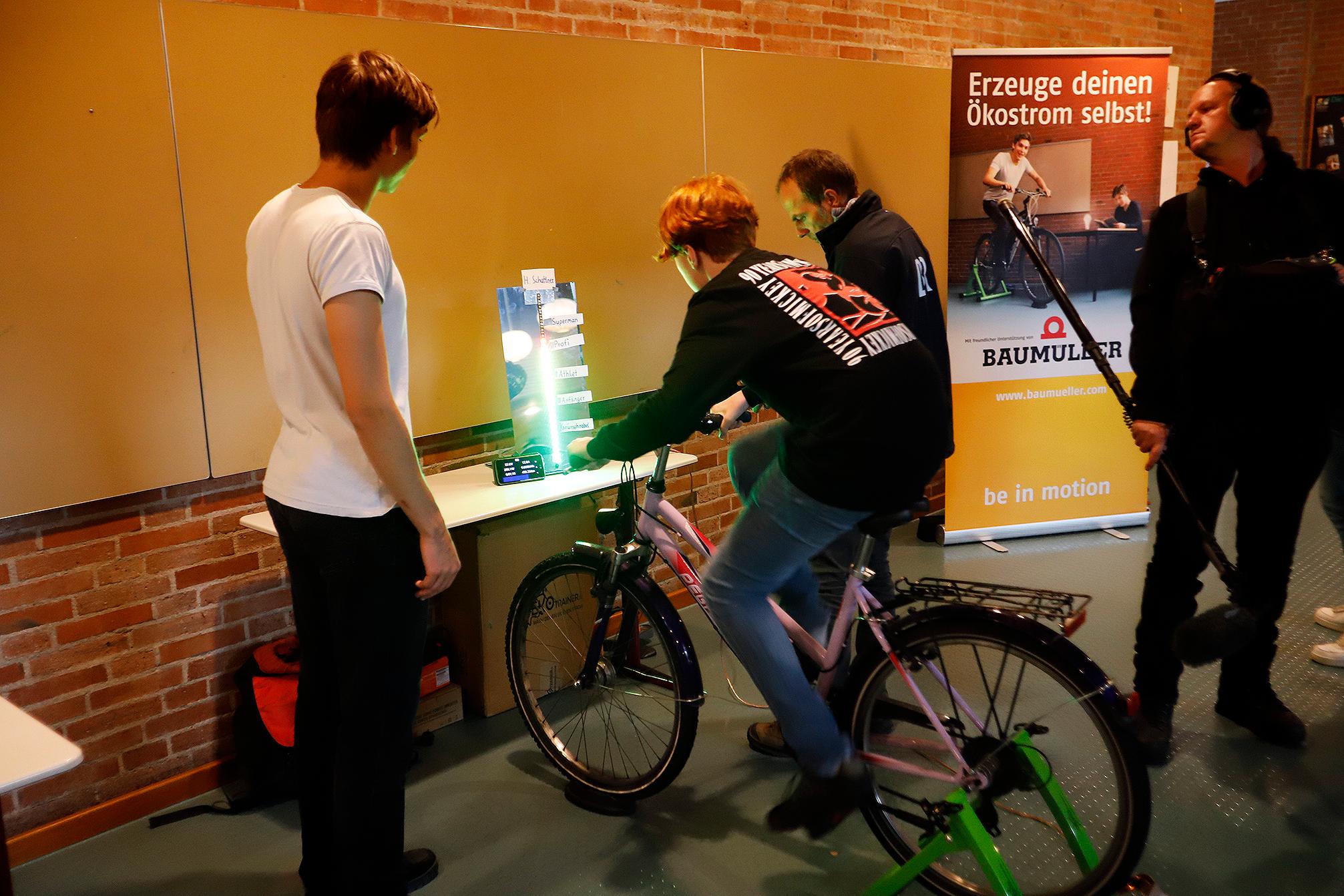 … oder beim Strampeln auf dem Fahrrad selbst Strom erzeugen.