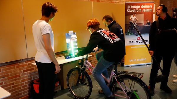 … oder beim Strampeln auf dem Fahrrad selbst Strom erzeugen.