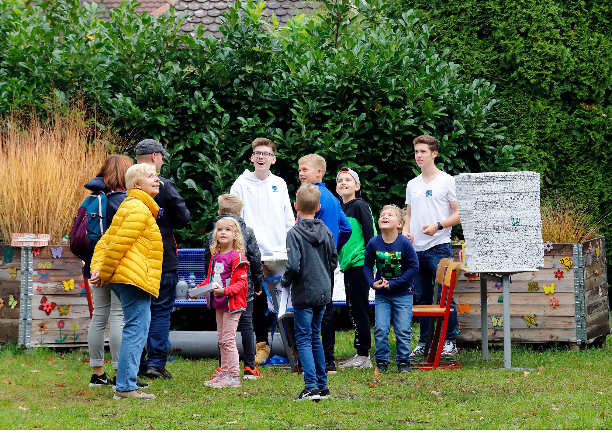 Im Pausenhof konnten die Kinder Schaum durch die Luft fliegen lassen.