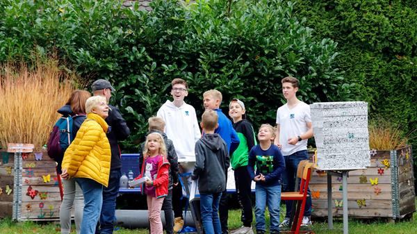 Im Pausenhof konnten die Kinder Schaum durch die Luft fliegen lassen.
