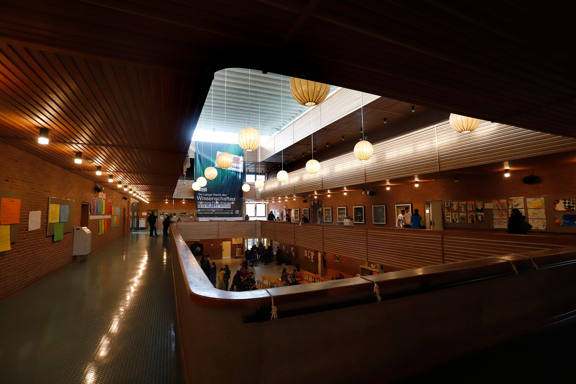 Die ganze Schule war mit dabei, auf allen Stockwerken konnten die neugierigen Besucher etwas entdecken.