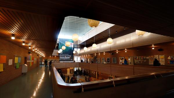 Die ganze Schule war mit dabei, auf allen Stockwerken konnten die neugierigen Besucher etwas entdecken.