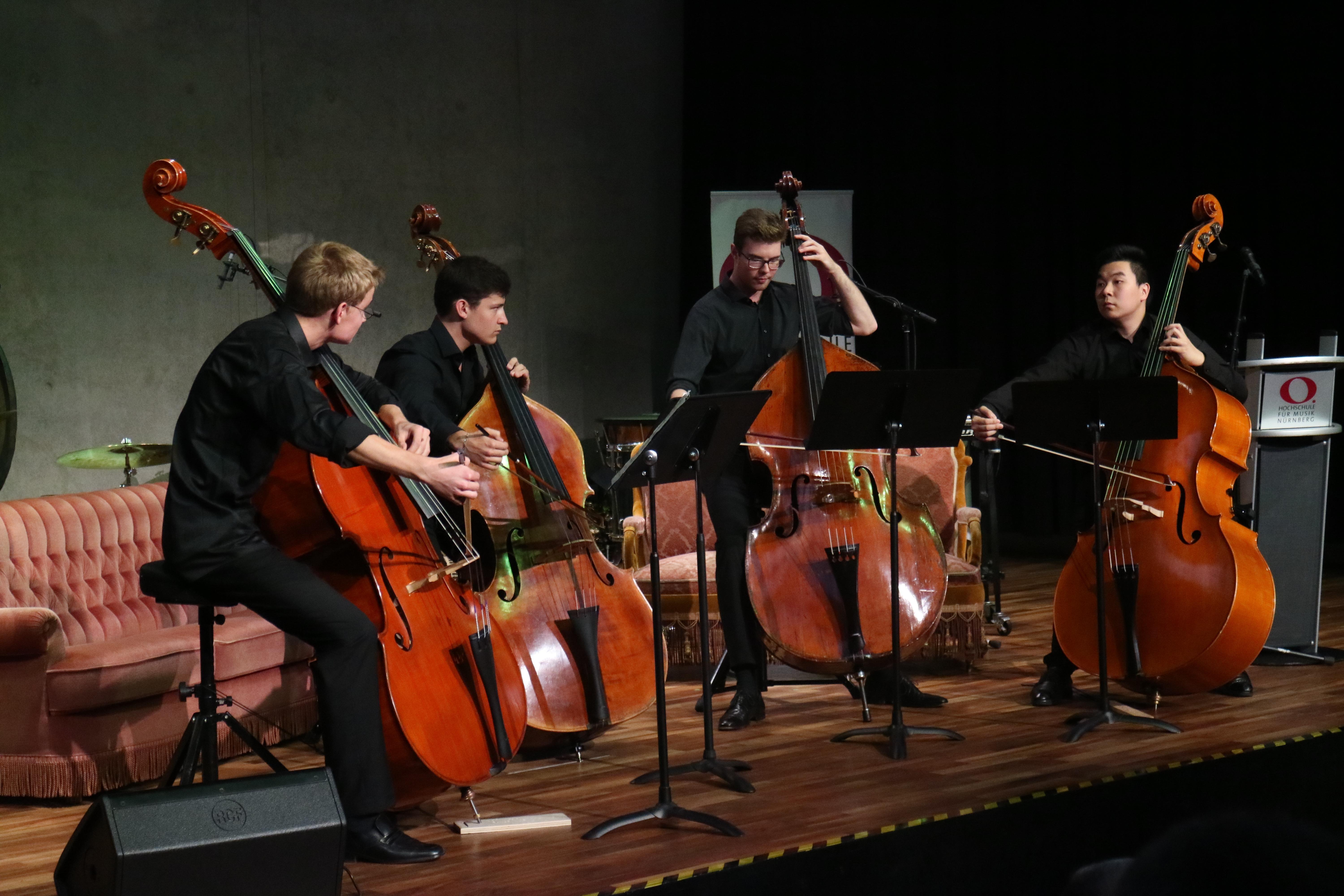 …und vier Kontrabässen.