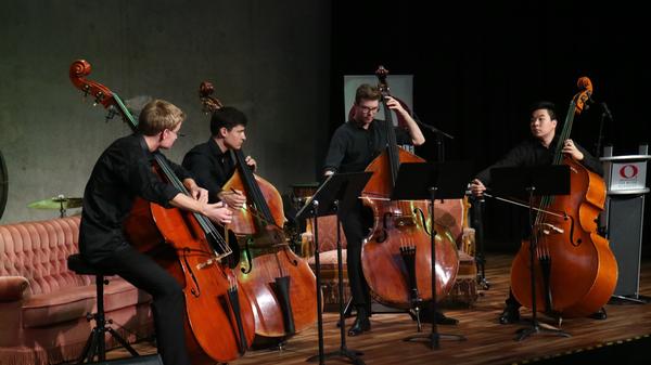 …und vier Kontrabässen.