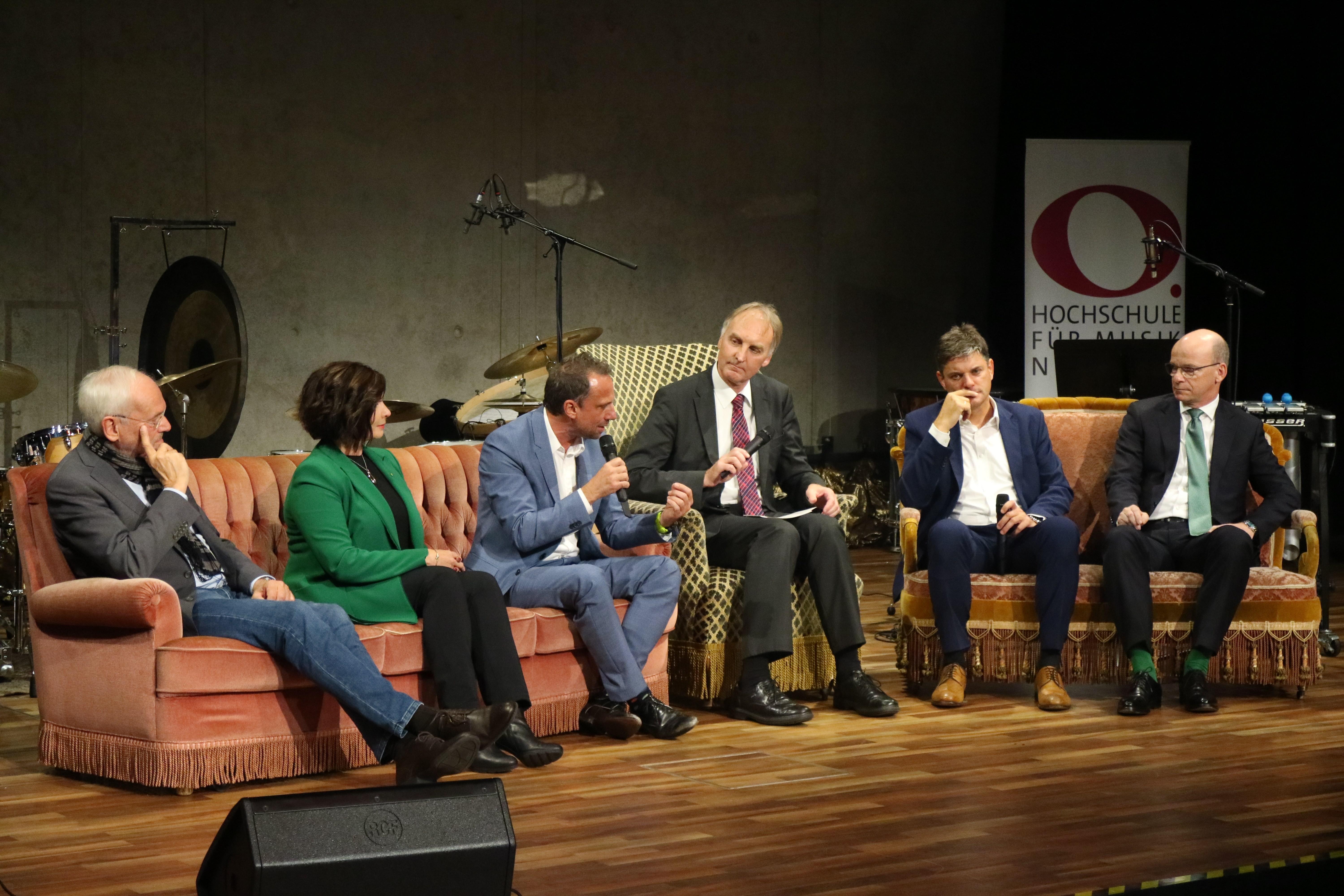 Danach sprachen Michael Braun, Präsident der TH Nürnberg, Diana Windmeißer, Vorstandsmitglied der Datev, Thorsten Glauber, Bayerischer Staatsminister für Umwelt und Verbraucherschutz, Ralf Gabriel, Geschäftsführer der Kulturidee, Joachim Hornegger, Präsident der FAU, Michael Braun, Präsident der TH Nürnberg und Tim Hosenfeldt, Leiter Innovation und Zentrale Technologie bei Schaeffler (v.l.n.r.).