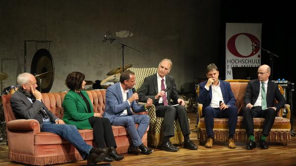 Danach sprachen Michael Braun, Präsident der TH Nürnberg, Diana Windmeißer, Vorstandsmitglied der Datev, Thorsten Glauber, Bayerischer Staatsminister für Umwelt und Verbraucherschutz, Ralf Gabriel, Geschäftsführer der Kulturidee, Joachim Hornegger, Präsident der FAU, Michael Braun, Präsident der TH Nürnberg und Tim Hosenfeldt, Leiter Innovation und Zentrale Technologie bei Schaeffler (v.l.n.r.).