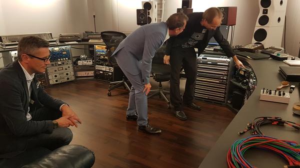 Nach der Eröffnung bekamen die Ehrengäste noch eine Führung durch die Hochschule für Musik. Hier zeigt der Leiter des Tonstudios, Toni Hinterholzinger (r.), dem Bayerischen Umweltminister Thorsten Glauber die Anlagen. Nürnbergs Wirtschaftsreferent Michael Fraas schaut zu.