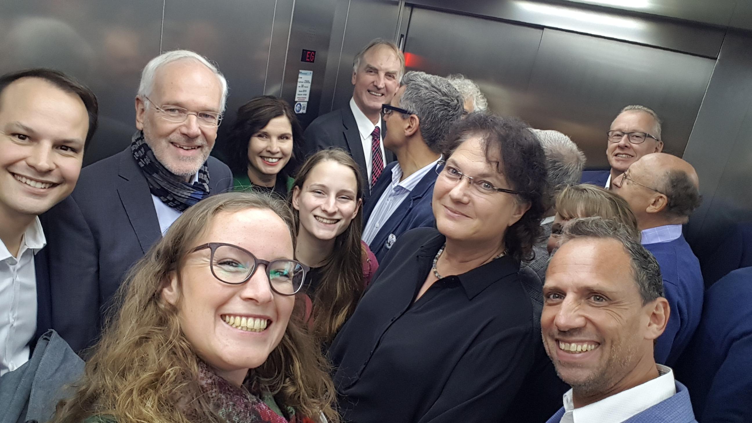 Im Aufzug war Zeit für ein Gruppen-Selfie: Rechts vorne Bayerns Umweltminister Thorsten Glauber. Links vorne der FDP-Landtagsabgeordnete Matthias Fischbach, neben ihm der Präsident der Technischen Hochschule Nürnberg, Michael Braun. Vorne in der Mitte unsere Wissenschaftsredakteurin Christina Merkel.