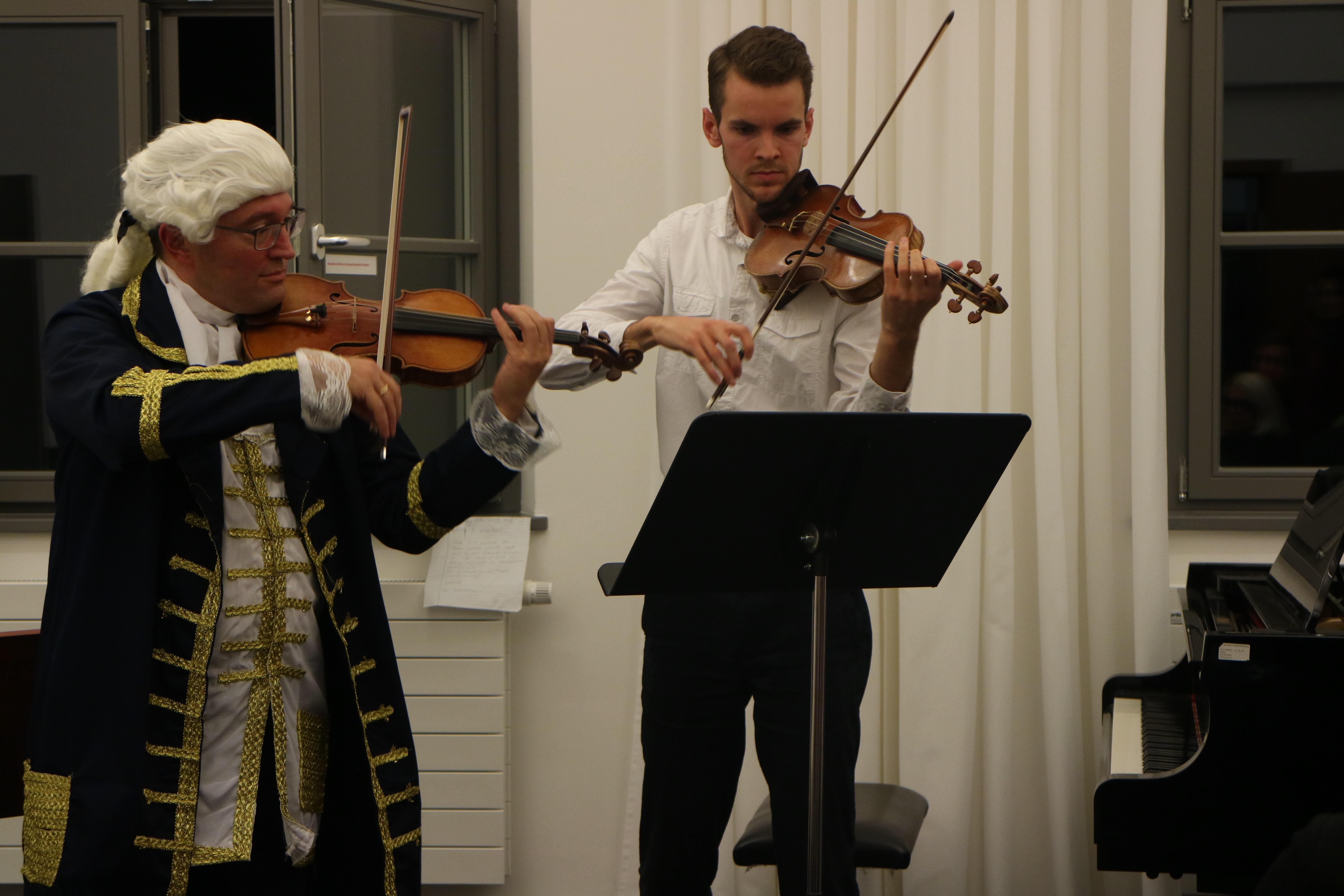 Wie hat wohl Leopold Mozart seinen Sohn Wolfgang Amadeus auf der Geige unterrichtet? Prof. Reto Kuppel ist in die Rolle des berühmten Vaters geschlüpft und hielt eine historisch getreue Geigenunterrichtsstunde.
