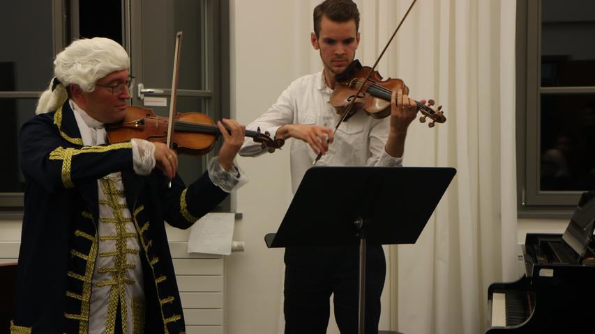 Wie hat wohl Leopold Mozart seinen Sohn Wolfgang Amadeus auf der Geige unterrichtet? Prof. Reto Kuppel ist in die Rolle des berühmten Vaters geschlüpft und hielt eine historisch getreue Geigenunterrichtsstunde.