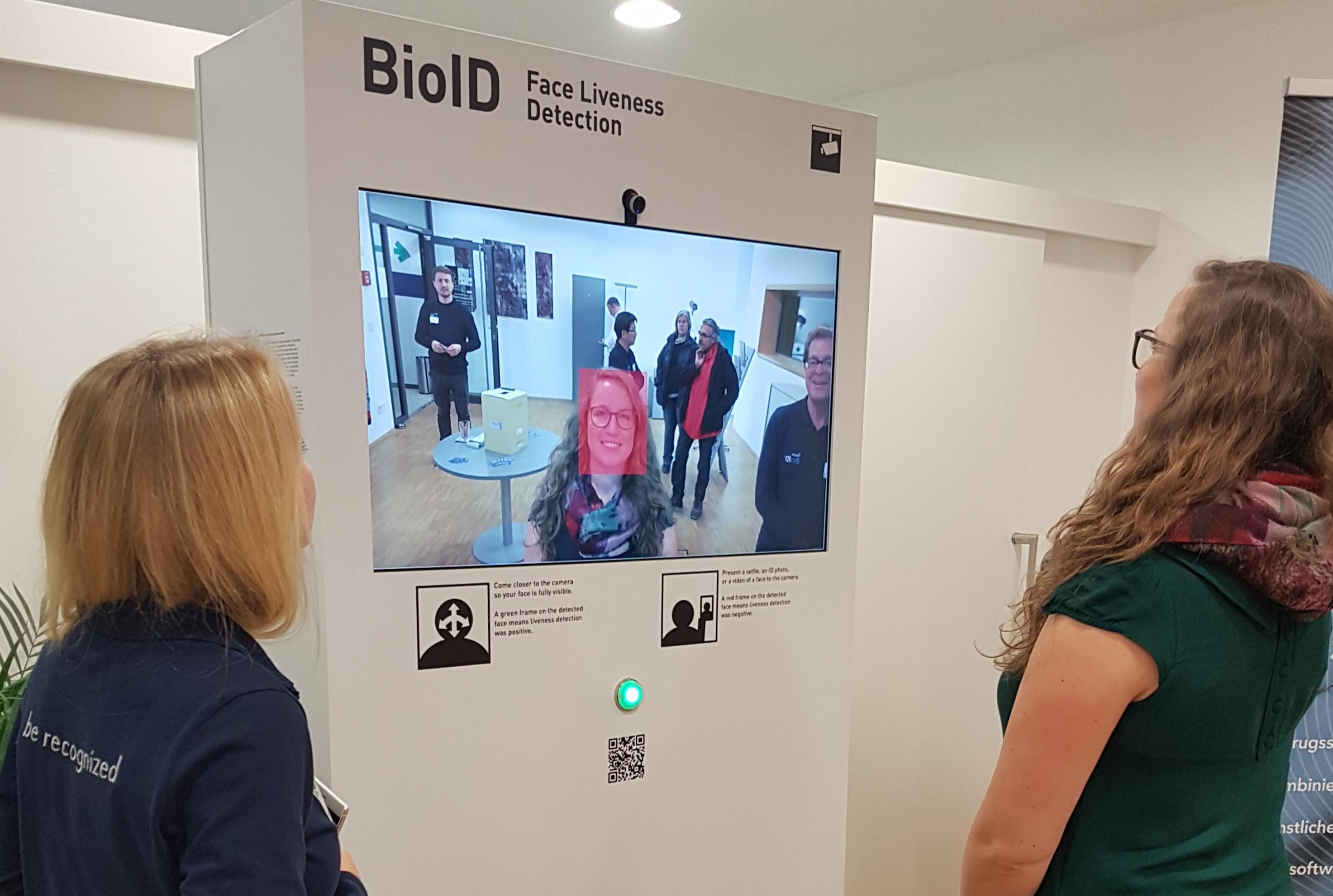 Beim Nürnberger Softwareentwickler BioID in Wöhrd können die Besucher testen, wie Gesichtserkennung funktioniert. Das Programm prüft, ob ein echter Mensch vor dem Bildschirm ist oder nur ein Foto oder eine Maske.