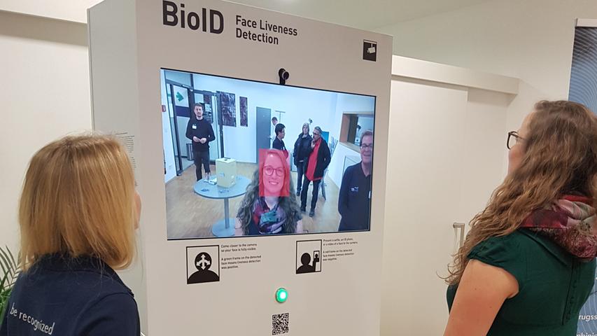 Beim Nürnberger Softwareentwickler BioID in Wöhrd können die Besucher testen, wie Gesichtserkennung funktioniert. Das Programm prüft, ob ein echter Mensch vor dem Bildschirm ist oder nur ein Foto oder eine Maske.