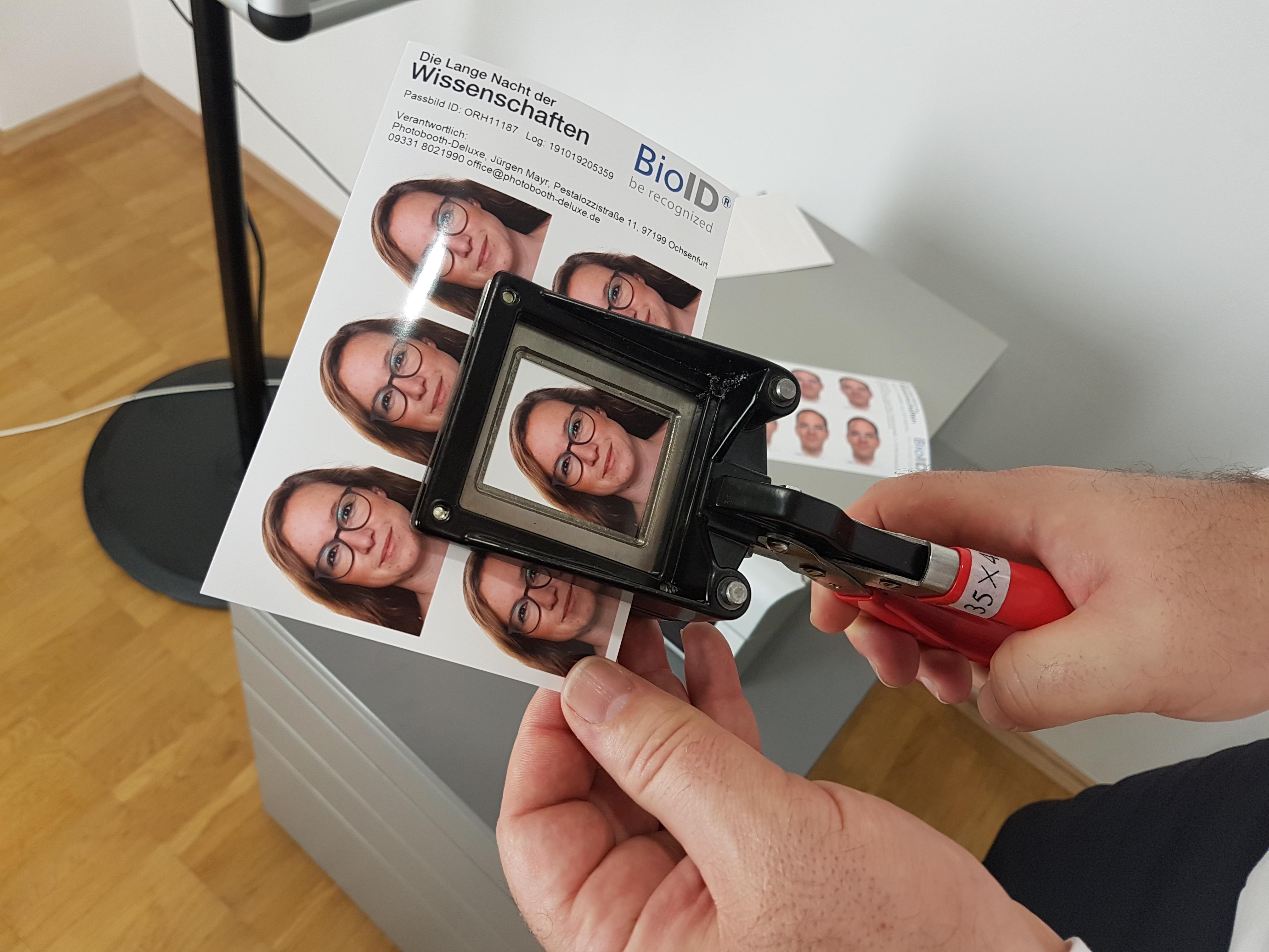 PM; Zur Erinnerung gibt's bei BioID ein biometrisches Passfoto mit nach Hause.