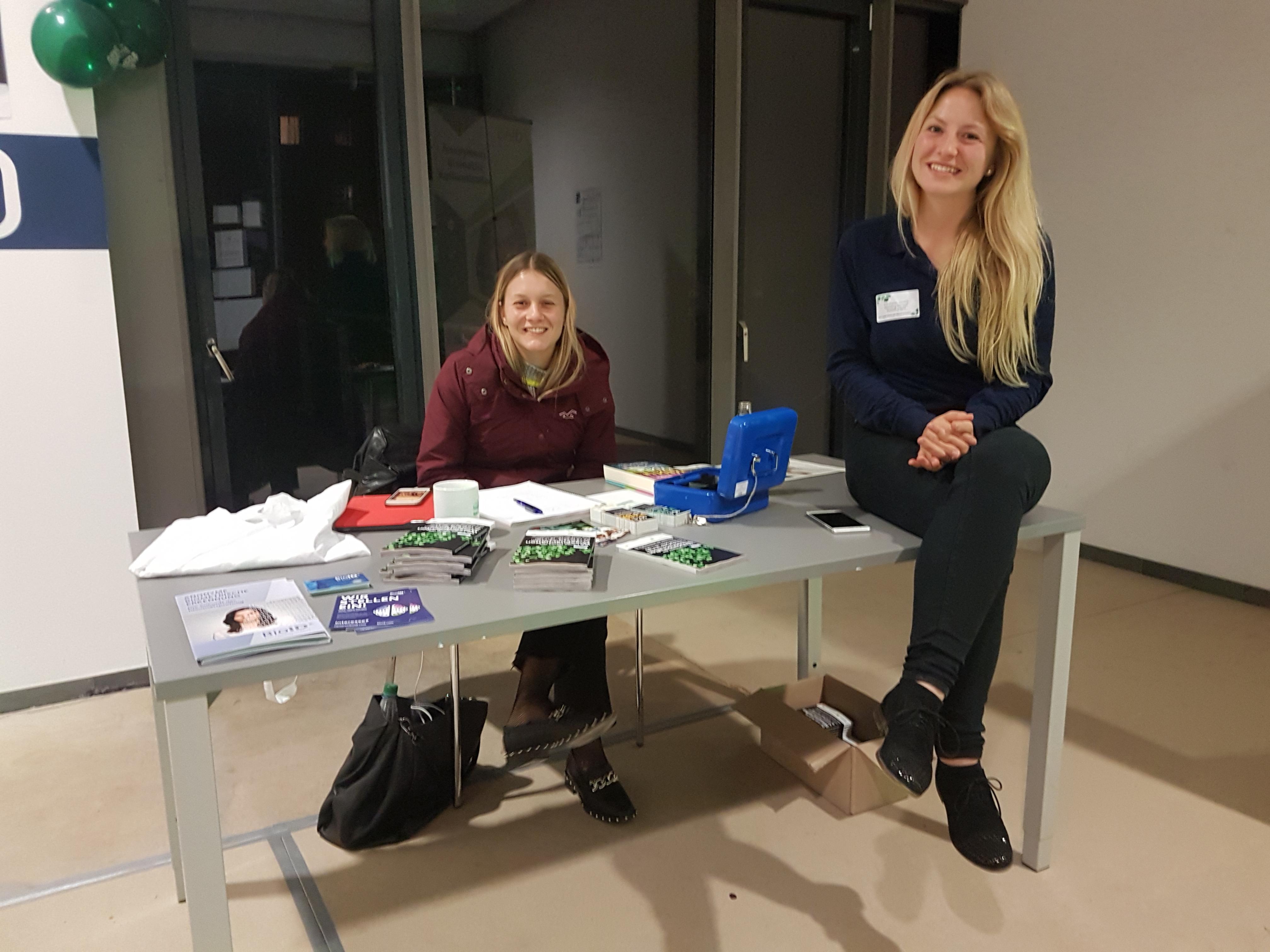 Mehr als 5000 Helfer sind in der Langen Nacht im Einsatz, an Ständen, mit Vorträgen oder auch an den Kassen wie hier beim Softwareunternehmen BioID in Wöhrd.