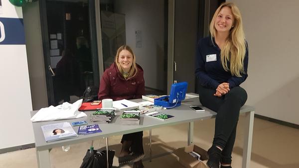 Mehr als 5000 Helfer sind in der Langen Nacht im Einsatz, an Ständen, mit Vorträgen oder auch an den Kassen wie hier beim Softwareunternehmen BioID in Wöhrd.