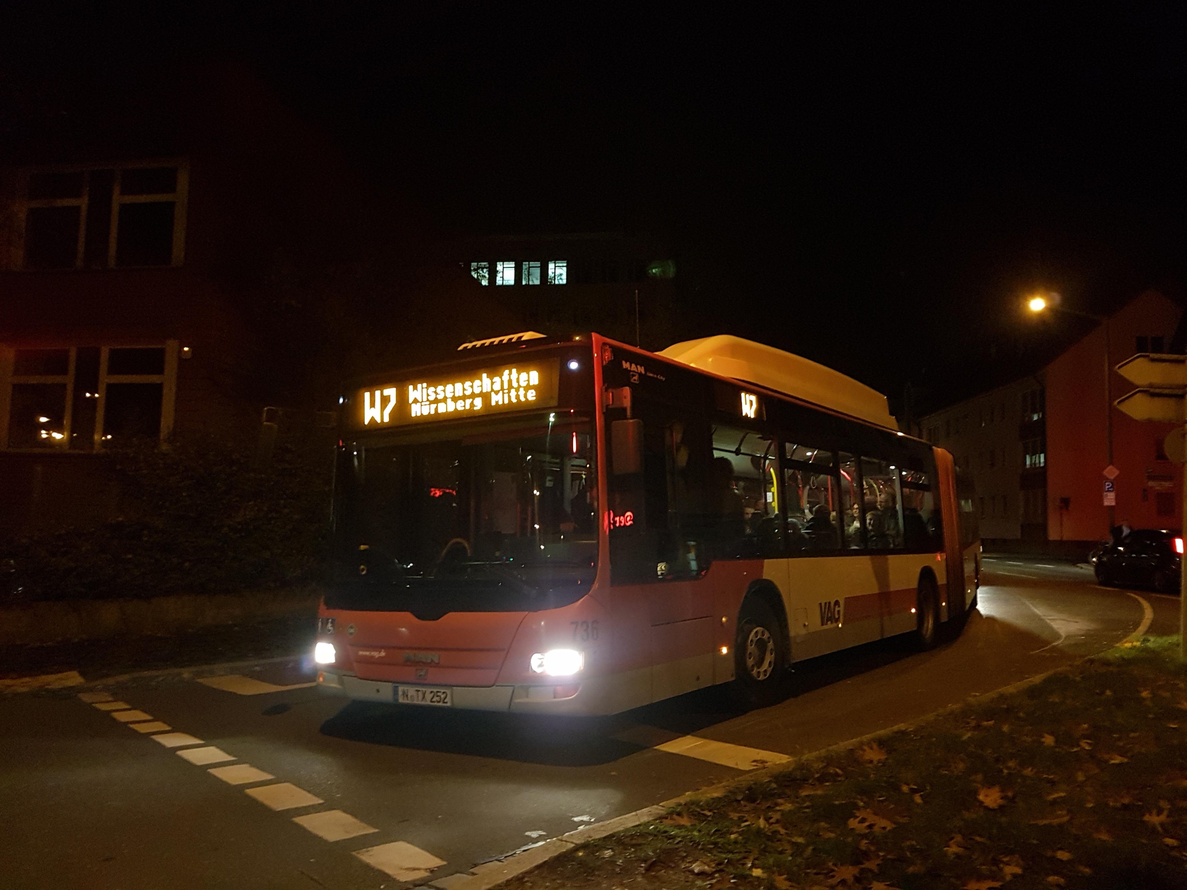 Neun Sonderbuslinien brachten die Wissensdurstigen durch die Nacht.