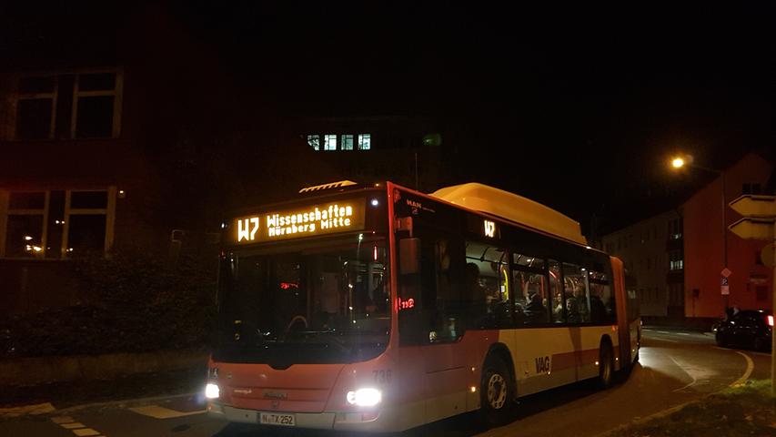 Neun Sonderbuslinien brachten die Wissensdurstigen durch die Nacht.