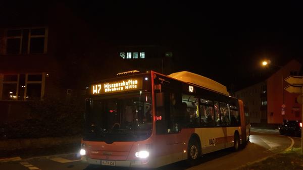 Neun Sonderbuslinien brachten die Wissensdurstigen durch die Nacht.