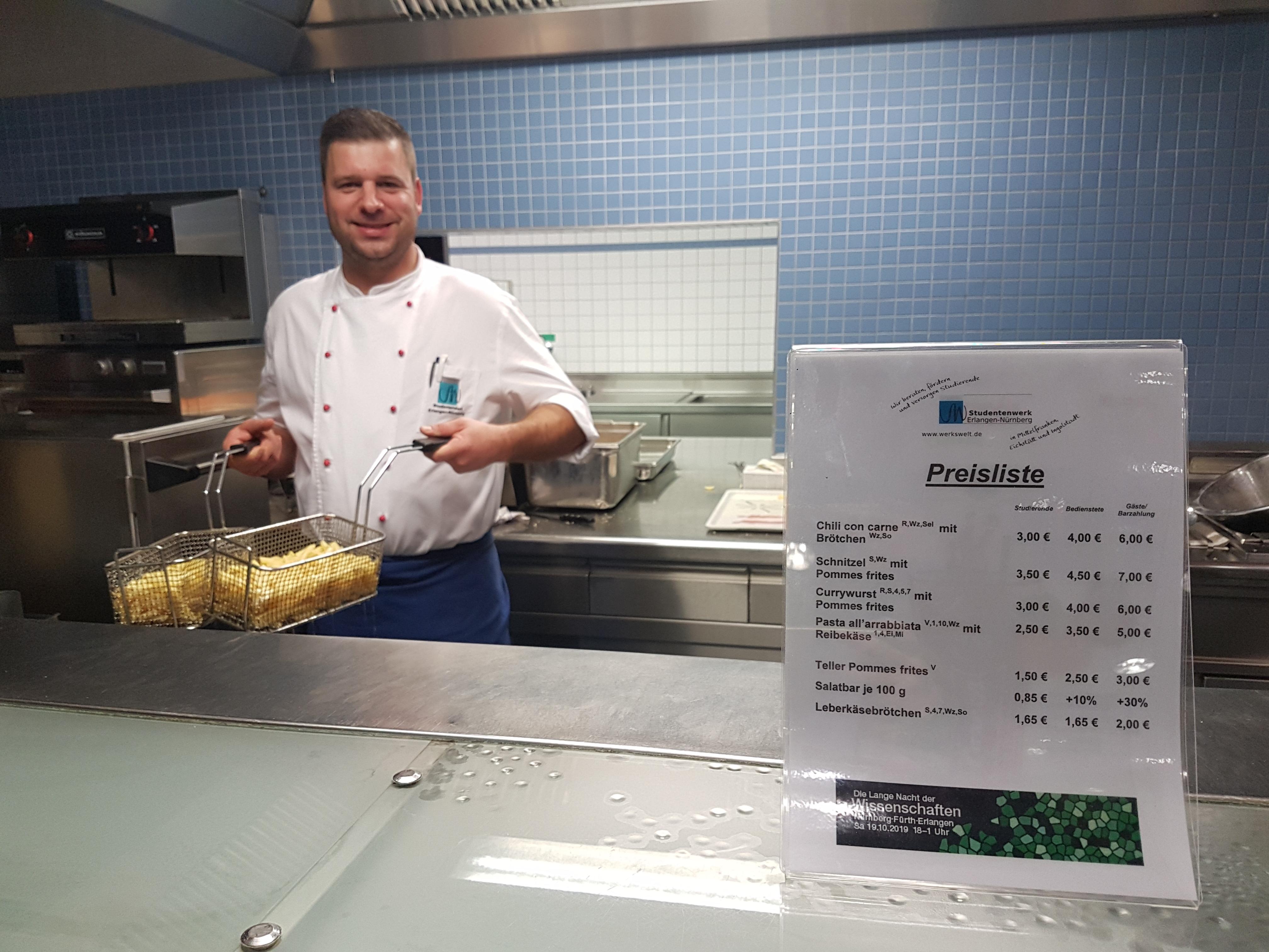 Wer nicht nur Wissensdurst, sondern auch Hunger hatte, konnte eine Pause in der Mensa am Keßlerplatz einlegen. Koch Jörg versorgt alle mit Pommes...