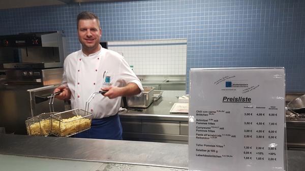 Wer nicht nur Wissensdurst, sondern auch Hunger hatte, konnte eine Pause in der Mensa am Keßlerplatz einlegen. Koch Jörg versorgt alle mit Pommes...