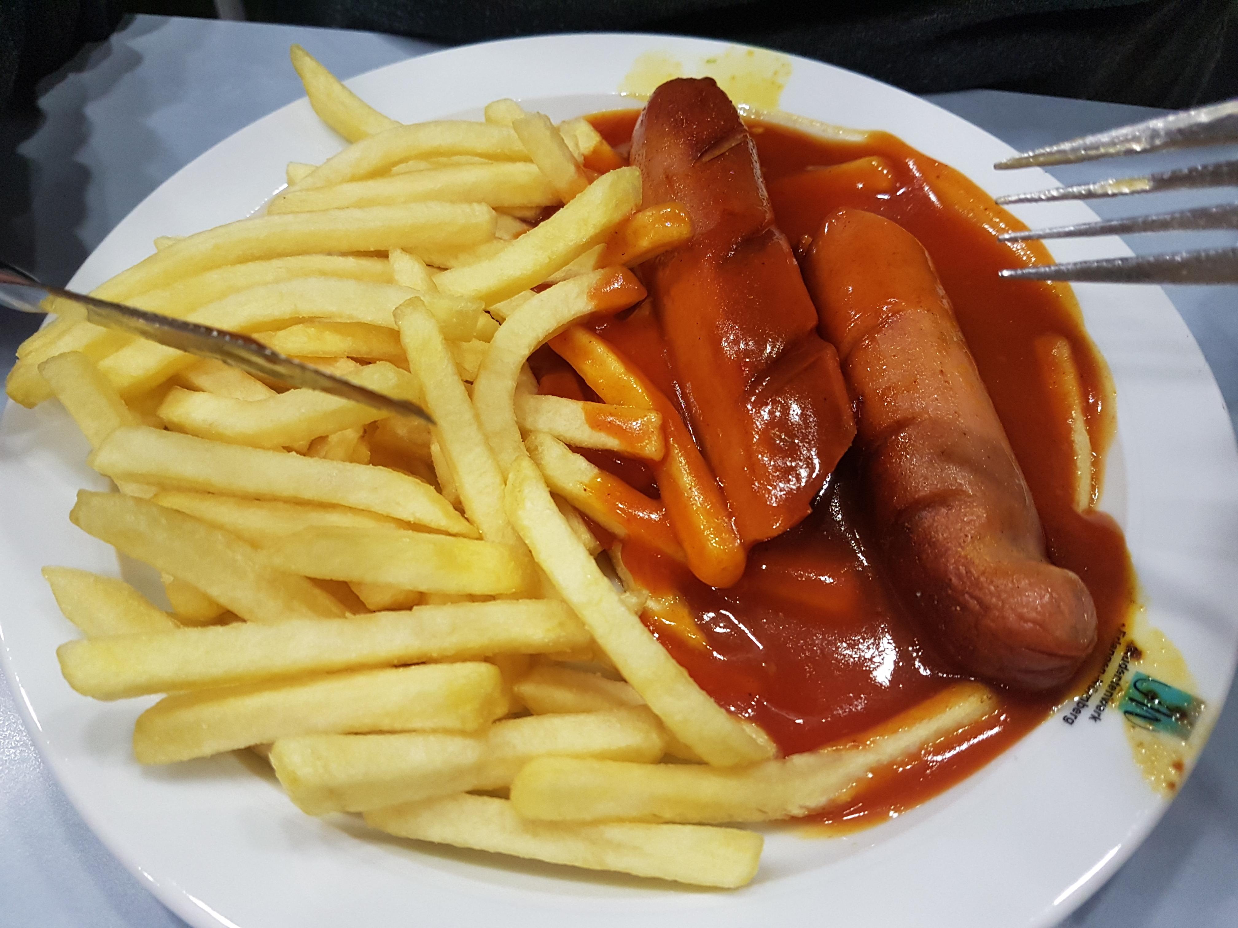 …oder auch Currywurst mit Pommes.