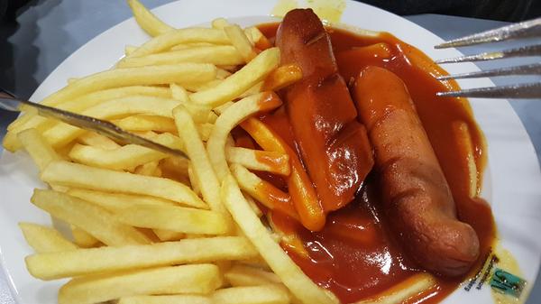 …oder auch Currywurst mit Pommes.