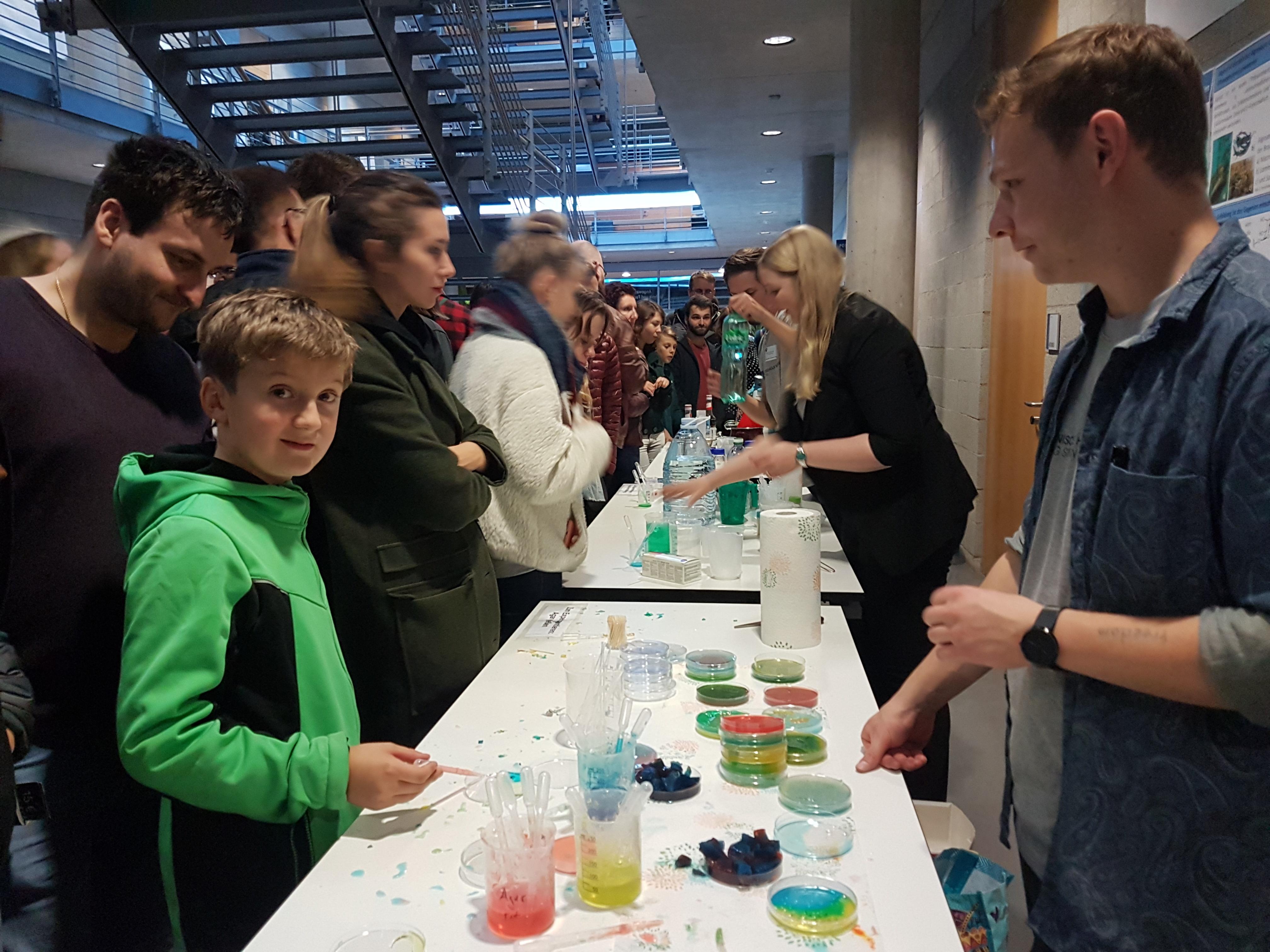 Nebenan im Chemiegebäude können die Besucher Molekulare Küche testen. Hat auch garantiert weniger Kalorien!