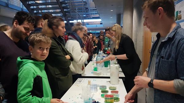 Nebenan im Chemiegebäude können die Besucher Molekulare Küche testen. Hat auch garantiert weniger Kalorien!