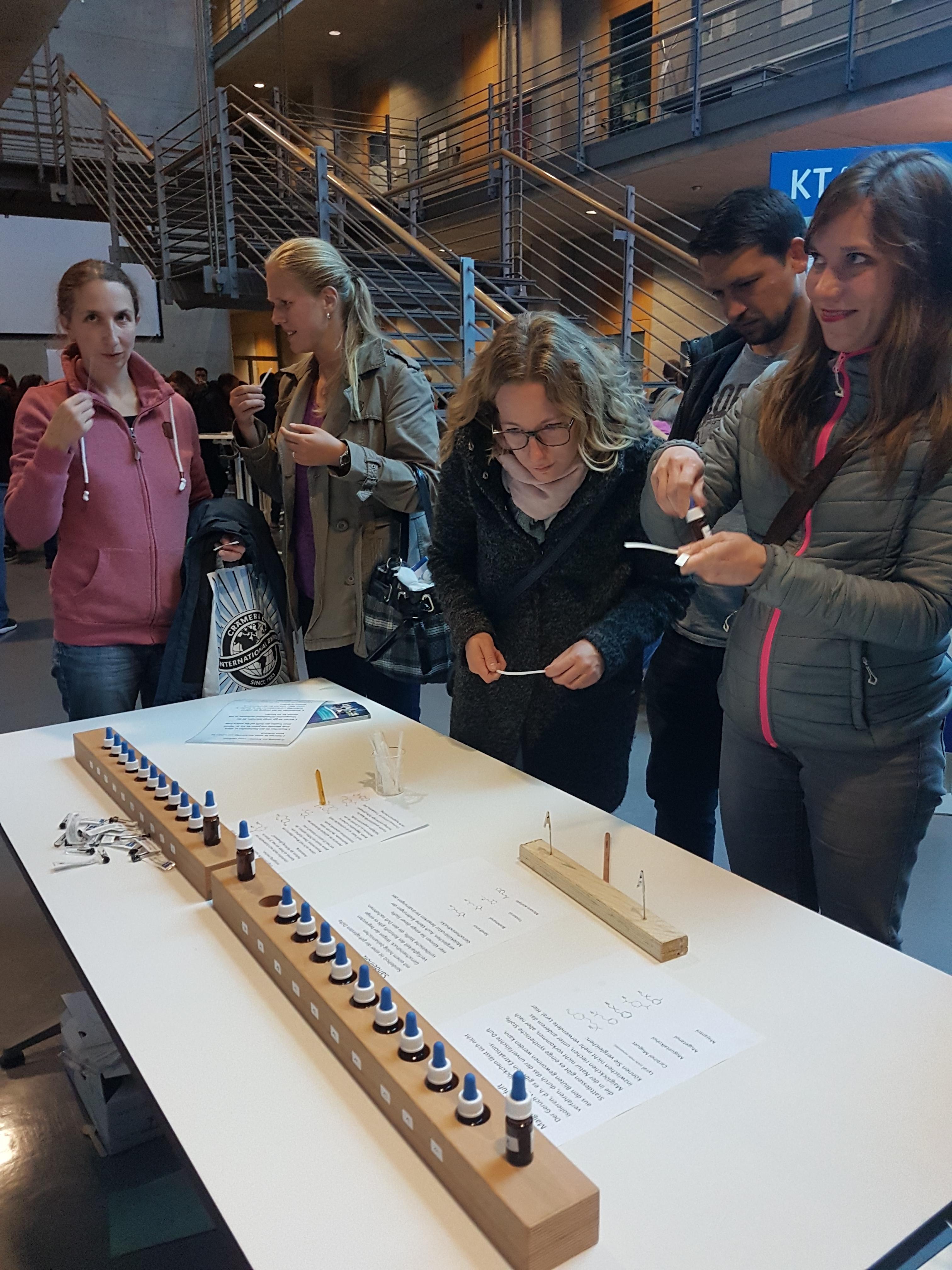 Wie entsteht ein Duft? Die Besucher konnten testen, was sie gut riechen können und was nicht.