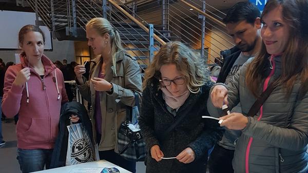 Wie entsteht ein Duft? Die Besucher konnten testen, was sie gut riechen können und was nicht.