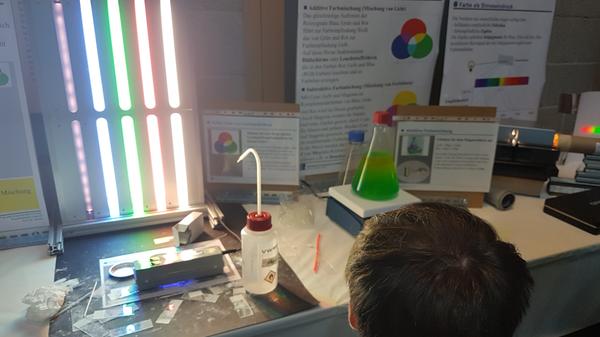 Außerdem erklärten die Chemiker wie Farben entstehen!