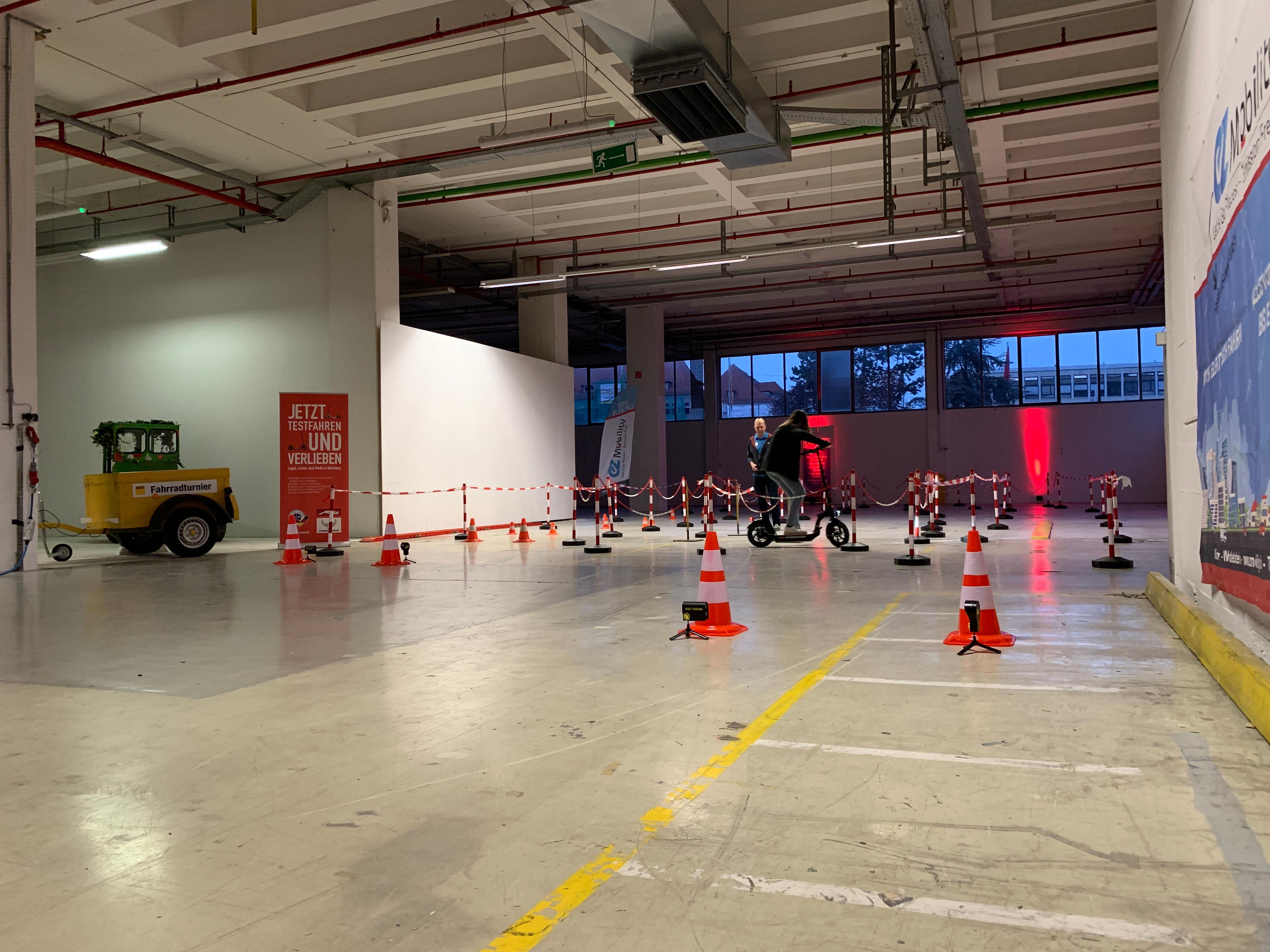 Elektroroller stehen überall in Nürnberg. Bei der N-Ergie konnten die Besucher ausprobieren, wie schnell sie damit durch einen Parcours kommen.