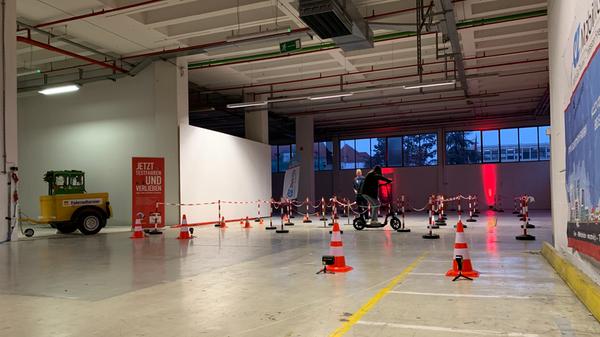 Elektroroller stehen überall in Nürnberg. Bei der N-Ergie konnten die Besucher ausprobieren, wie schnell sie damit durch einen Parcours kommen.