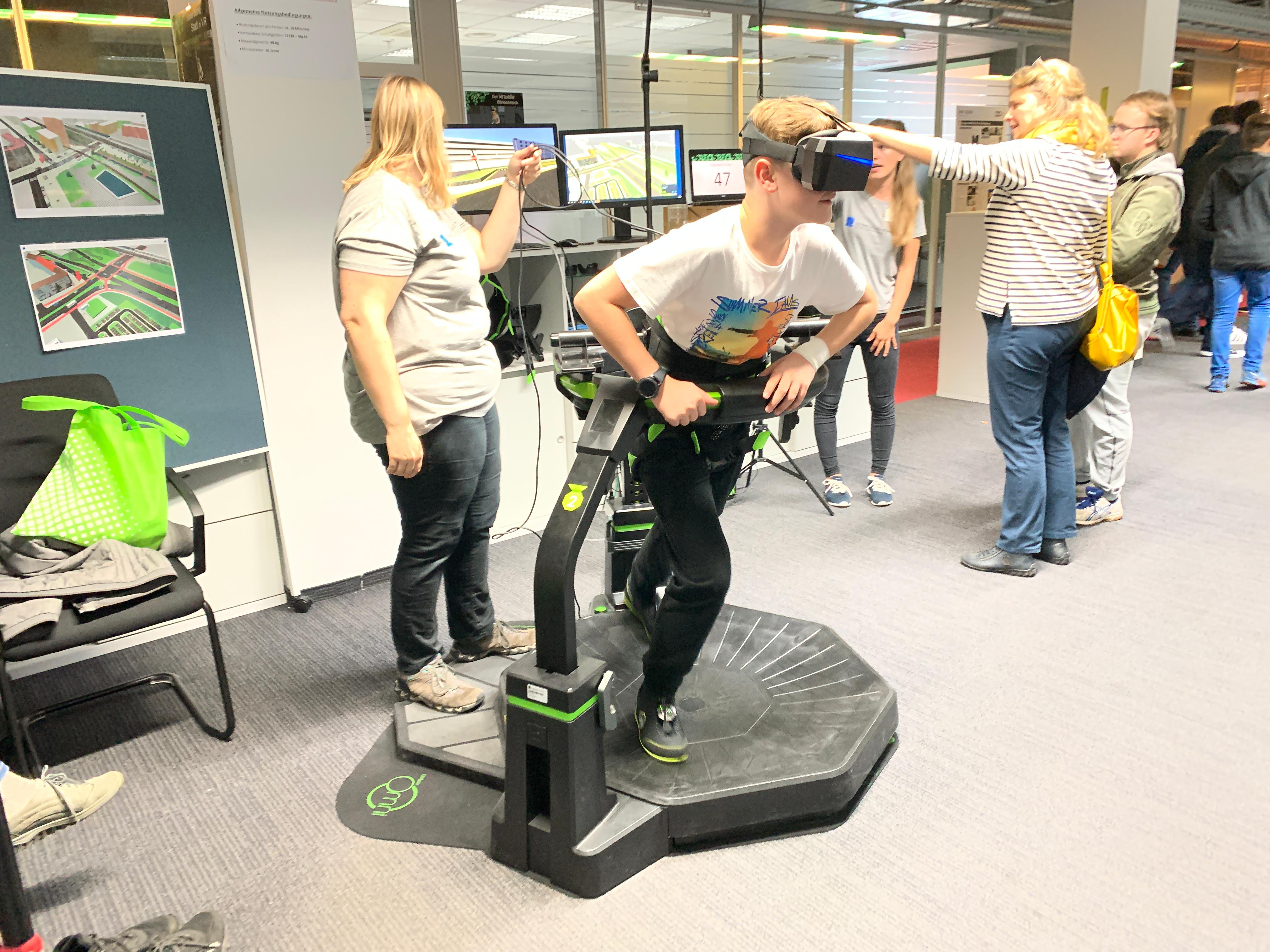 Dieses Angebot auf dem Nürnberger Technologie-Campus auf AEG hat vor allem Kinder begeistert: Im Simulator konnten sie ausprobieren, wie Fußgänger unbekannte Städte wahrnehmen. Die Warteschlange war lang - selten war Zufußgehen so beliebt bei der Jugend...