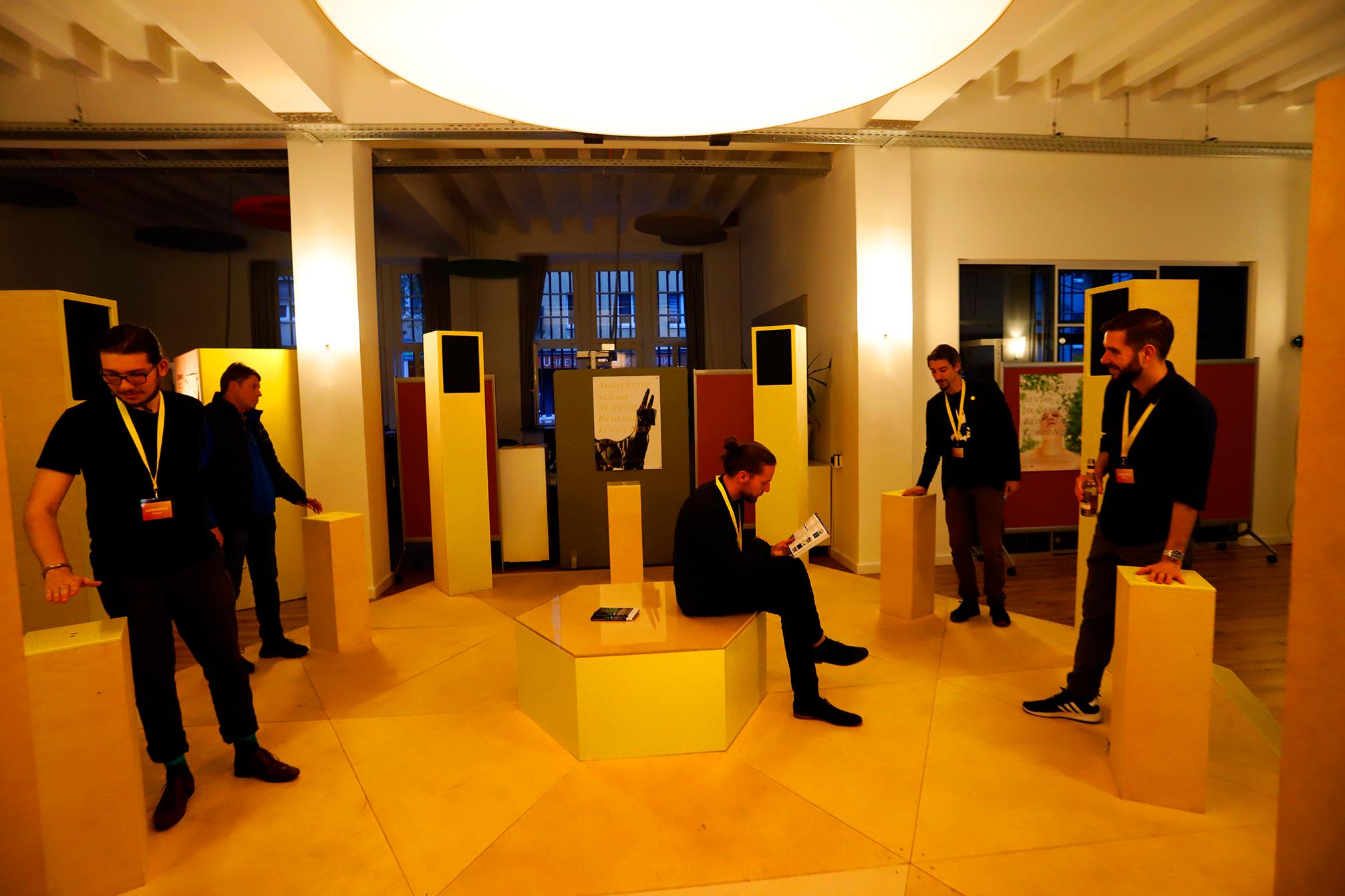 Bei "Leonardo" arbeiten die Technische Hochschule, die Hochschule für Musik und die Akademie der Bildenden Künste zusammen. Die Studenten haben eine Installation gebaut, deren Klang die Besucher durch verschiedene Sensoren beeinflussen können.