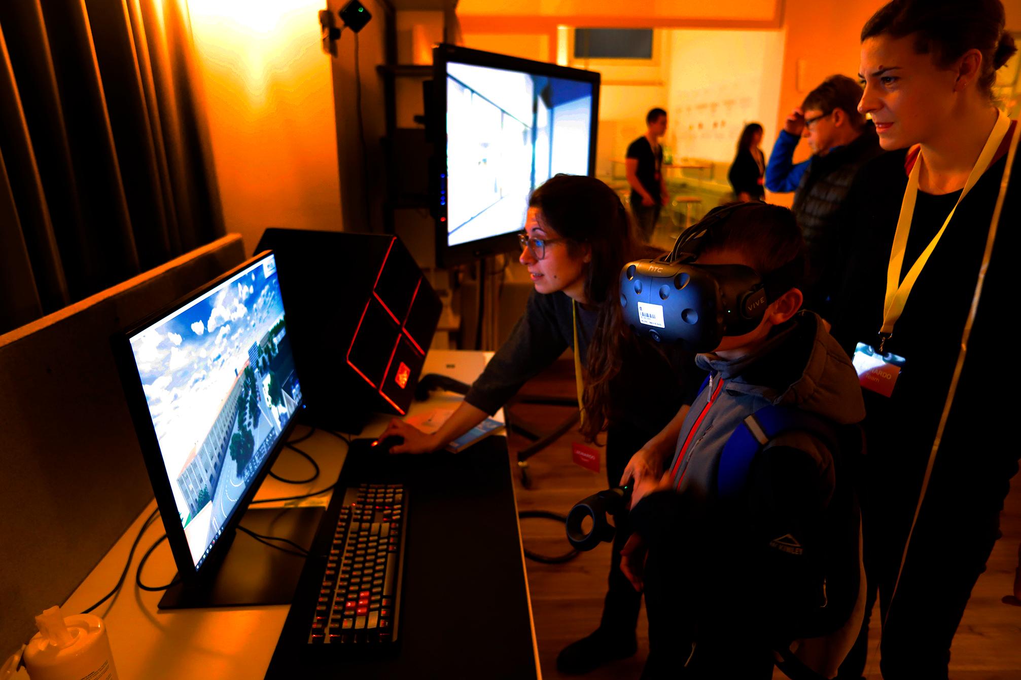 Bei einem anderen Projekt können die Gäste mit VR-Brille durch das neue Gebäude der Technischen Hochschule spazieren.