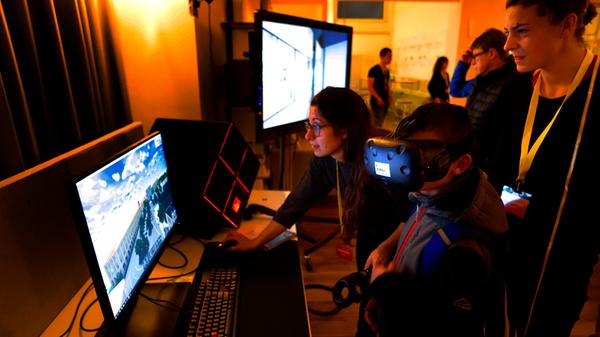 Bei einem anderen Projekt können die Gäste mit VR-Brille durch das neue Gebäude der Technischen Hochschule spazieren.