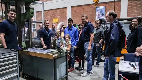 An der TÜV-Rheinland-Akademie sehen die Nachtschwärmer wie viel Stahl aushält.