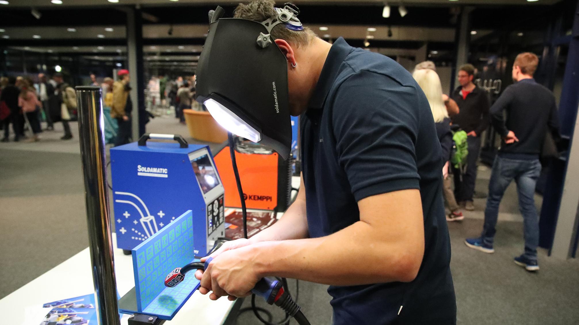 An einem Simulator können sie Schweißen üben.