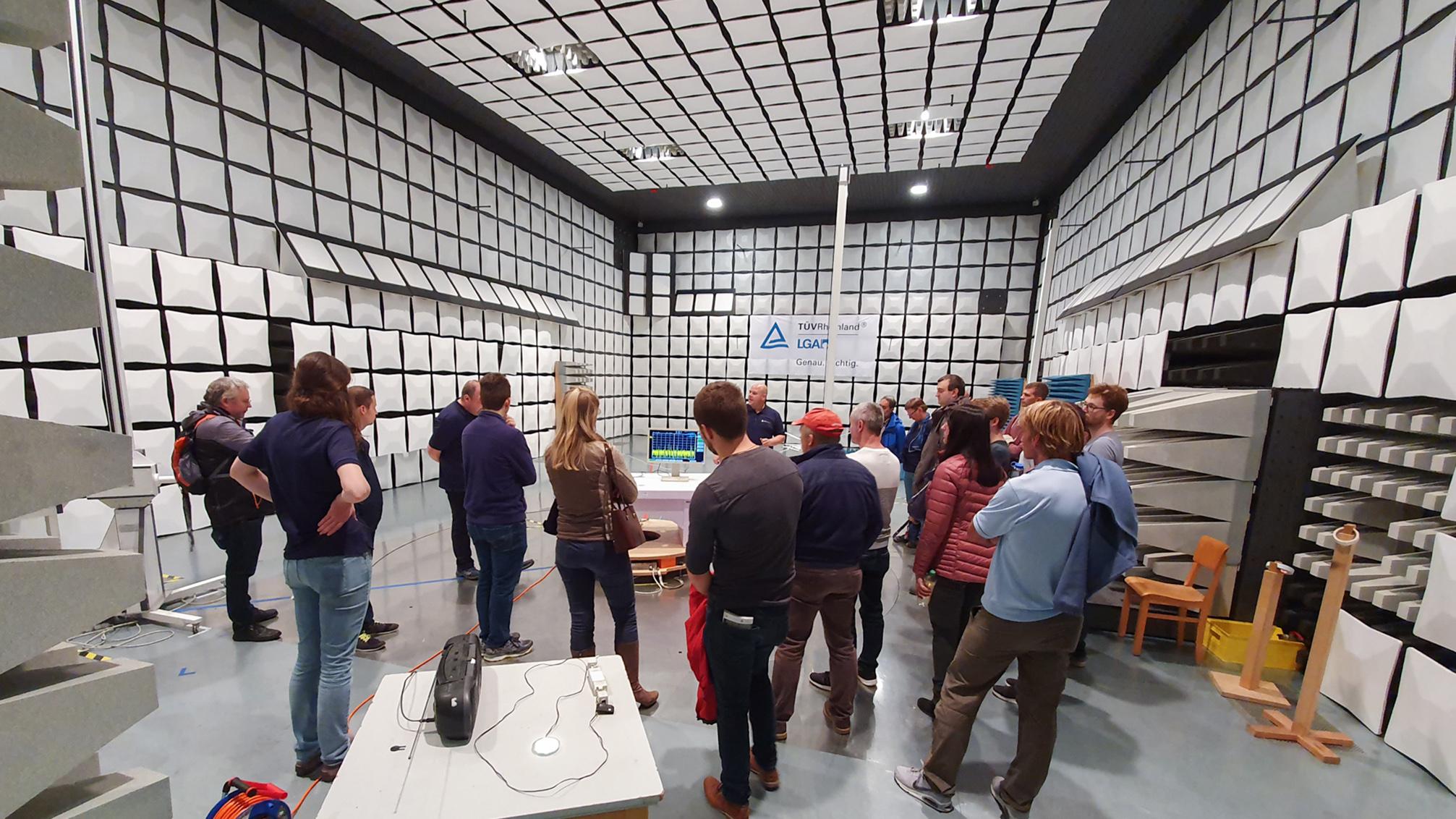 In der Prüfhalle für elektromagnetische Verträglichkeit werden elektrisch betriebene Produkte auf ihre Störaussendungen hin untersucht.