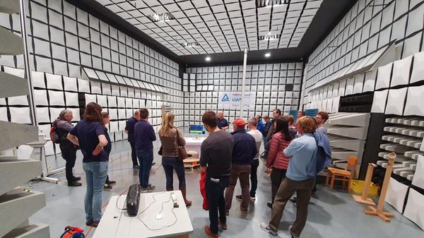 In der Prüfhalle für elektromagnetische Verträglichkeit werden elektrisch betriebene Produkte auf ihre Störaussendungen hin untersucht.