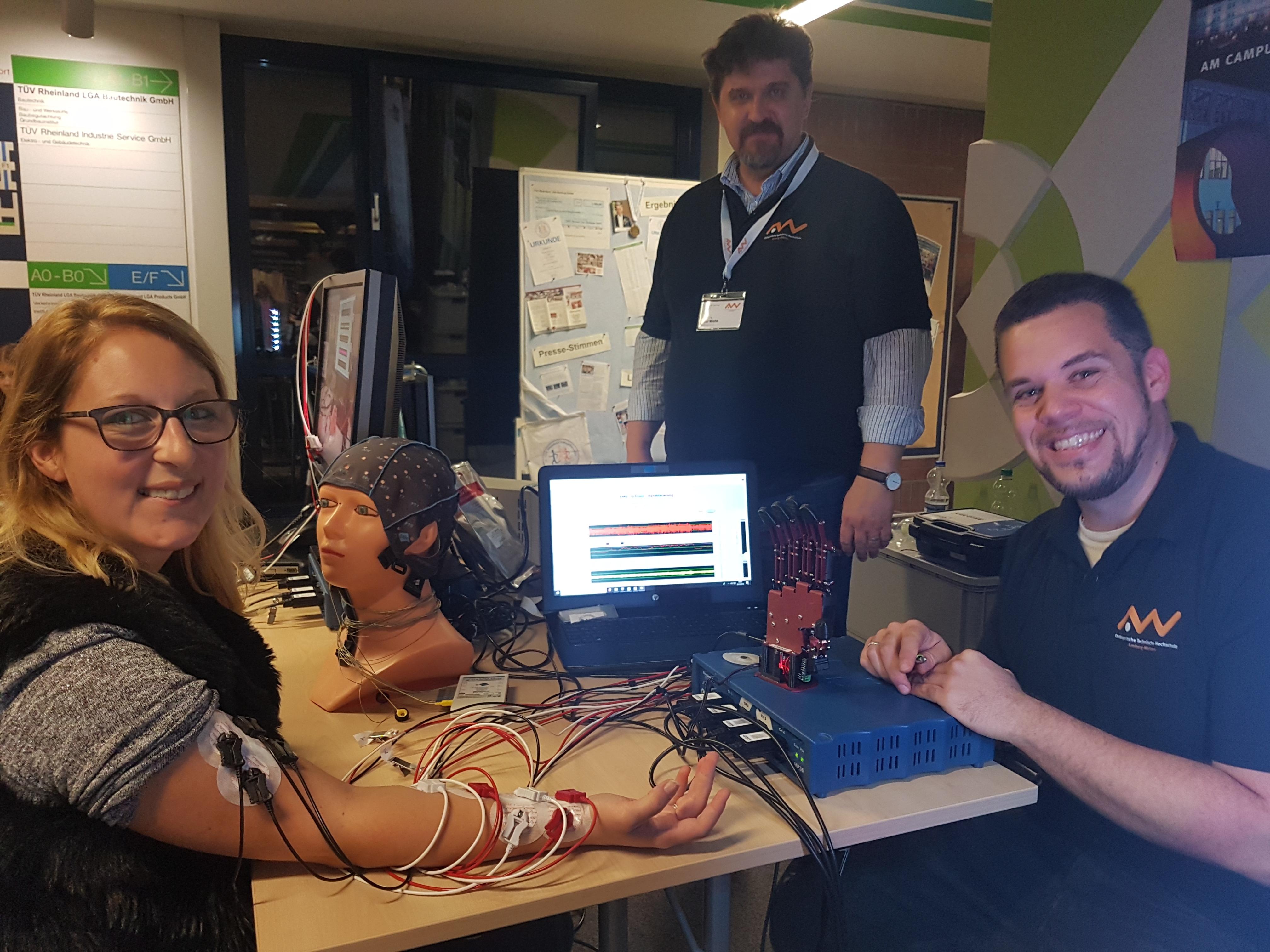 ...oder ausprobieren, wie sie mit ihren Muskeln und Gedanken eine Roboterhand steuern können.