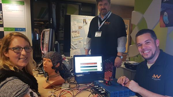 ...oder ausprobieren, wie sie mit ihren Muskeln und Gedanken eine Roboterhand steuern können.