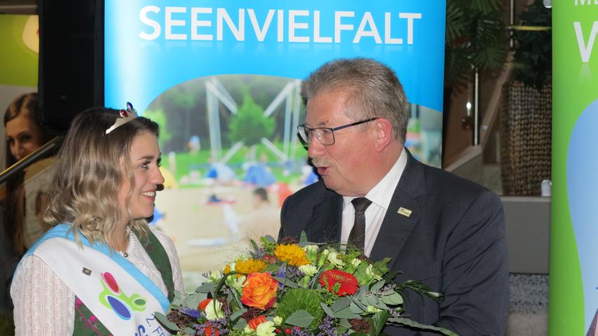 Blumen und viele Worte des Dankes gab es für die bisherige Amtsinhaberin Katharina Strobl von Landrat Gerhard Wägemann.