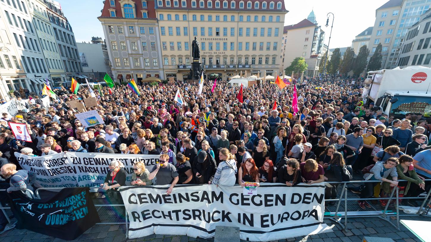 Unter dem Motto "Herz statt Hetze" sind in Dresden Menschen aus ganz Sachsen gegen die islam- und ausländerfeindliche Pegida-Bewegung auf die Straße gegangen.