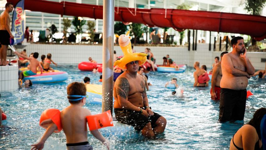 Herzogenaurach: 30 Jahre Atlantis. Pool -Party im Freizeitbad. Foto: Sonja Och /Pauschale