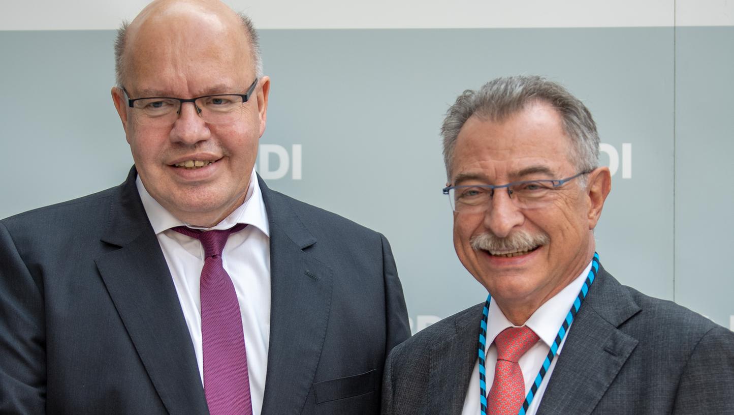 Dieter Kempf (rechts), Präsident des Bundesverbands der Deutschen Industrie (BDI), und Peter Altmaier (CDU), Bundeswirtschaftsminister, beim ersten Weltraumkongress des BDI im Haus der Deutschen Wirtschaft.