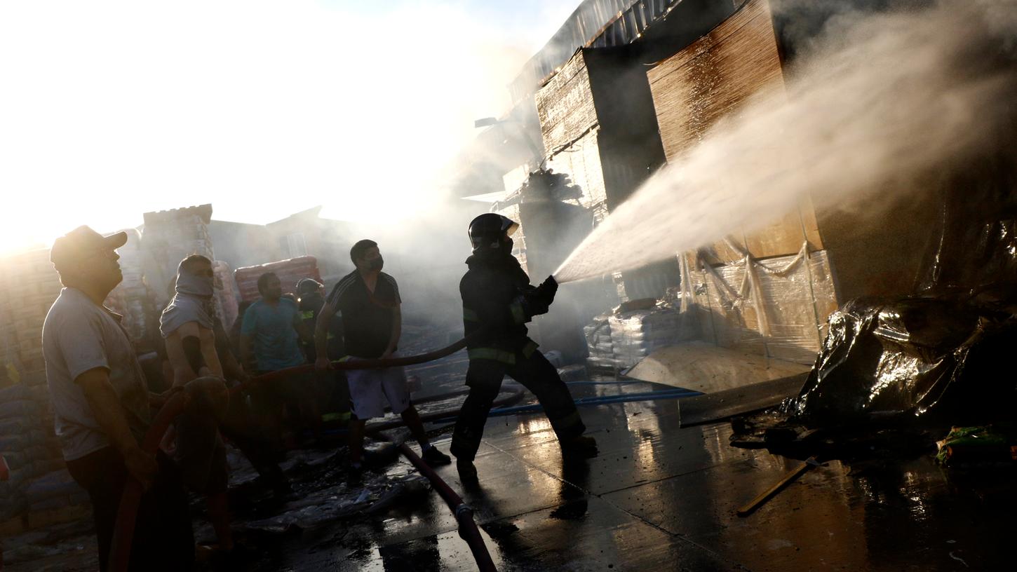 Bei den anhaltenden Unruhen in ganz Chile sind mindestens zehn Menschen umgekommen.