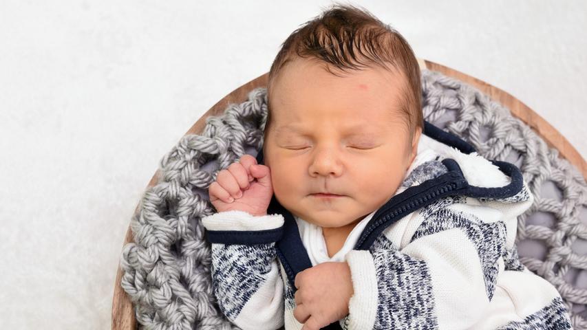 Hallo Niklas! 3380 Gramm brachte der 51 Zentimeter große Bub bei seiner Geburt am 15. Oktober im Klinikum Hallerwiese auf die Waage.